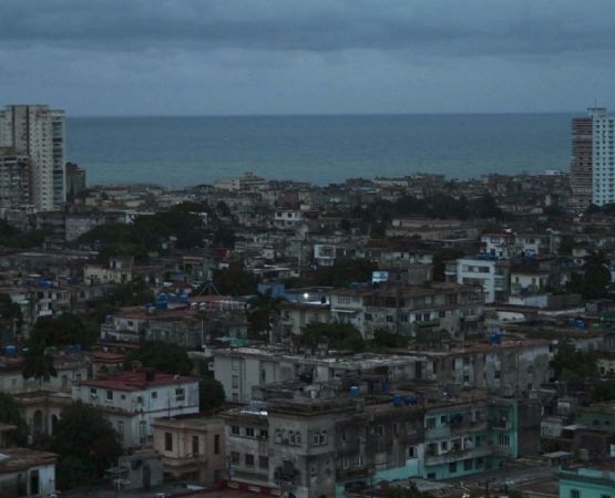 Cuba quedó a oscuras y bajo el agua