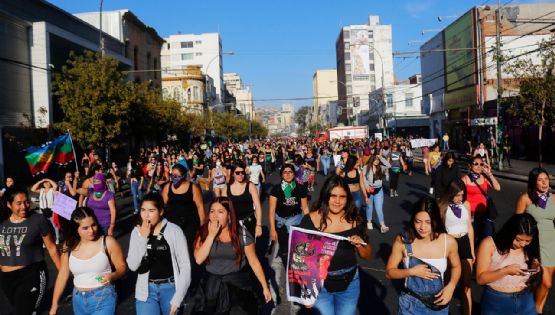 Carabineros informó incidentes aislados y 13 detenidos durante la marcha del Día de la Mujer