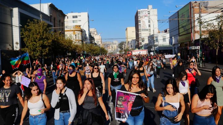 Carabineros informó incidentes aislados y 13 detenidos durante la marcha del Día de la Mujer