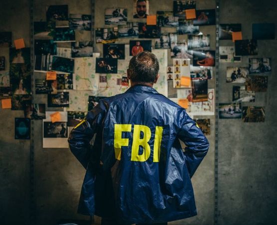 Alerta del FBI: Estafadores se disfrazan de agentes federales para cometer fraudes