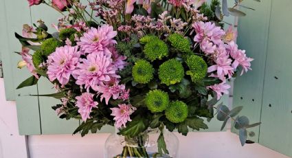 Flores que duran más: el truco casero con vinagre y azúcar que alarga su belleza
