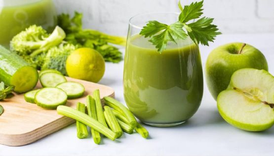 El jugo verde ideal para desintoxicar el hígado y combatir el mal aliento