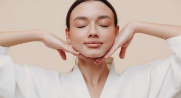 Así se usa el yoga facial para combatir las líneas de expresión