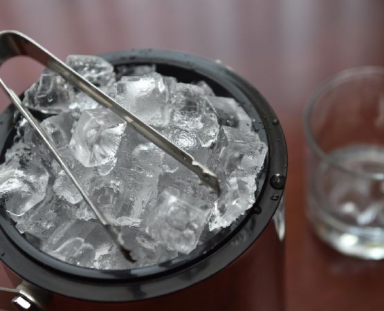 El truco con hielo que parece mágico, pero podría arruinar tus utensilios de cocina