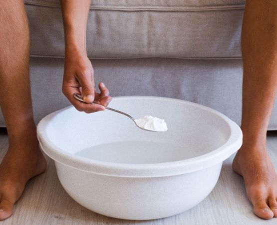 Los beneficios de un baño de sal y bicarbonato para los pies