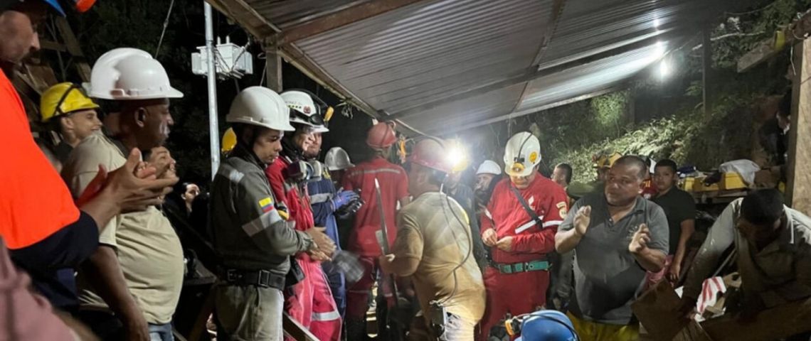 Colombia: rescatan a 18 mineros que pasaron 12 horas atrapados en un socavón