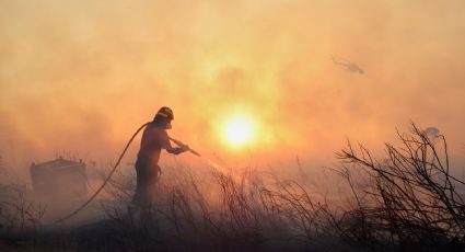 Grecia lucha contra incendios forestales en medio de una fuerte ola de calor