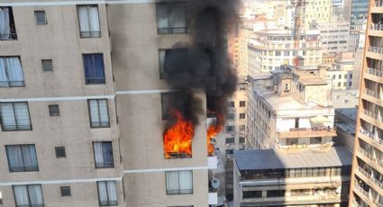 Santiago centro: feroz incendio en un edificio cercano a la Plaza de Armas