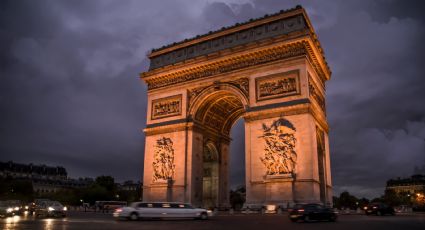 El Arco del Triunfo se convierte en una obra de arte del artista Christo