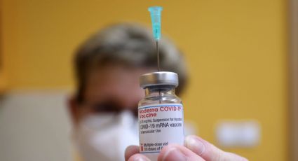 Moderna prevé refuerzo de la vacuna contra COVID ¿específica para Ómicron?
