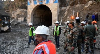 Se derrumbó un túnel en India y quedaron atrapados 40 obreros