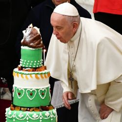 Papa Francisco tiene que tomar una difícil decisión para Navidad