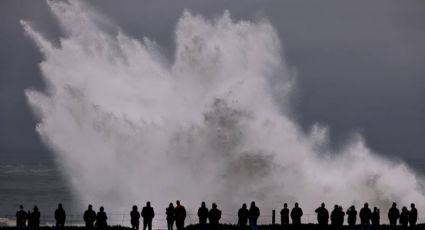 Enormes olas azotan las costas de California