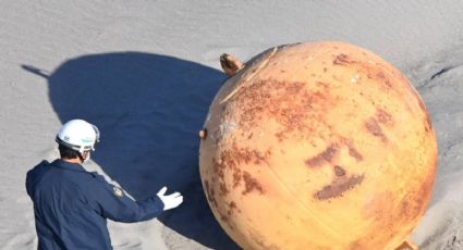 Gigante bola de metal aparece en playa de Japón: autoridades investigan el caso