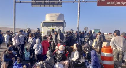 Tensión en la frontera por la crisis migratoria: cientos de personas cruzan corriendo a Perú