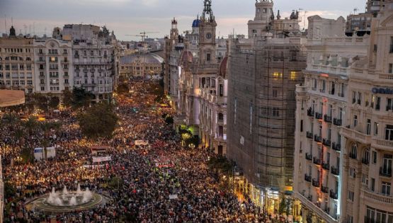 Tensión en las calles de Valencia tras protestas masivas por inundaciones fatales