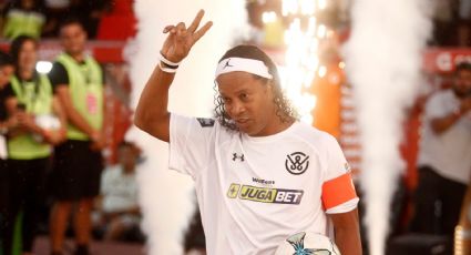 El llamativo error en la camiseta de Ronaldinho en el medio del Duelo de Leyendas