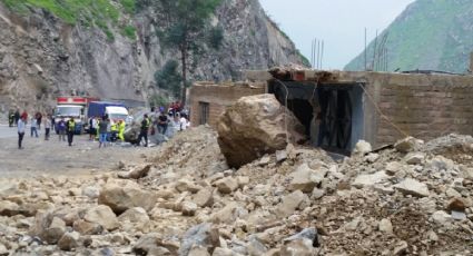 Derrumbe en Perú destruye dos camiones y deja daños en la carretera