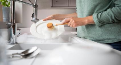 Aprende cómo evitar el desperdicio de agua cuando lavas los platos