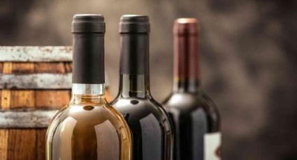 Transforma unas simples botellas de vino en hermosos floreros para tu casa