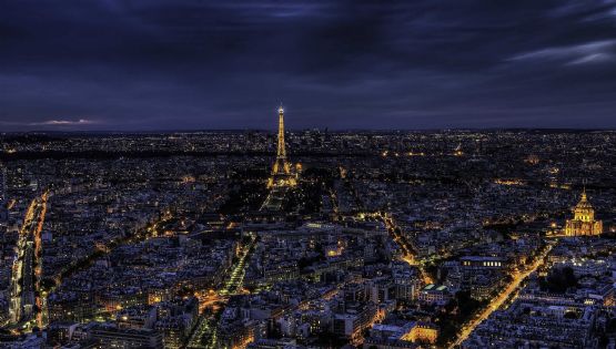 Se vino abajo uno de los mayores símbolos de la noche de París