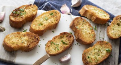 Hornea el pan de ajo más crocante y delicioso con esta receta