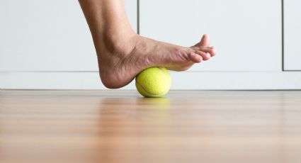 Trabaja tus molestias en los pies con una simple pelota