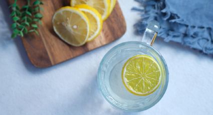 Los beneficios de tomar agua tibia con limón en la primera hora del día