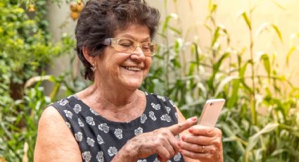 Así puedes enseñarles a los adultos mayores a agrandar la letra del celular