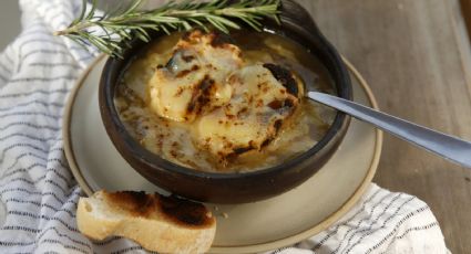 La sopa de cebolla ideal para pasar el frío: la receta más sencilla