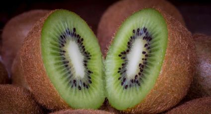 El kiwi, una fruta rica en vitamina C que puede ayudarte a mejorar el ánimo