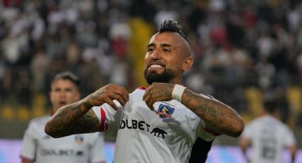 Arturo Vidal barre el piso con Johnny Herrera con un fuerte posteo