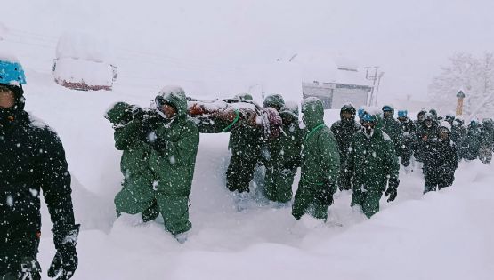 Rescatan a 46 trabajadores atrapados por una avalancha de nieve en la India