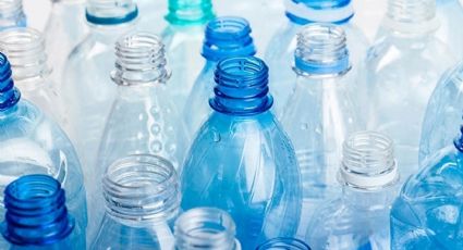 Reutilizar botellas plásticas en casa: cuándo cambiarlas