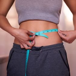 El secreto nocturno para un abdomen plano: hábitos que queman la grasa abdominal por la noche