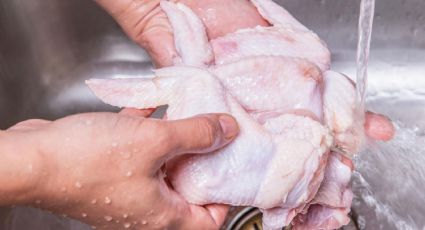El error que podría costarte la salud: por qué nunca debes lavar la carne cruda