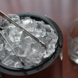 El truco con hielo que parece mágico, pero podría arruinar tus utensilios de cocina