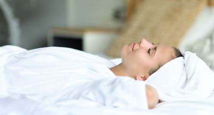 ¿Duermes con el cabello mojado? Esto es lo que realmente le pasa a tu salud