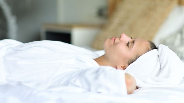 ¿Duermes con el cabello mojado? Esto es lo que realmente le pasa a tu salud