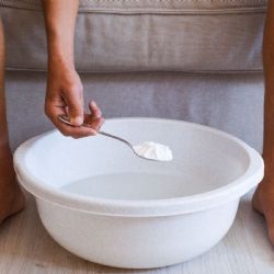 Los beneficios de un baño de sal y bicarbonato para los pies