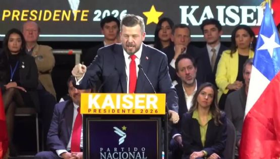 Johannes Kaiser insulta a Jeannete Jara en su presentación en el Espacio Riesco