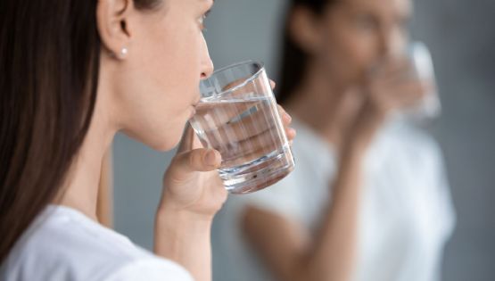 Una experta indica que bebidas hidratan aún más que el agua